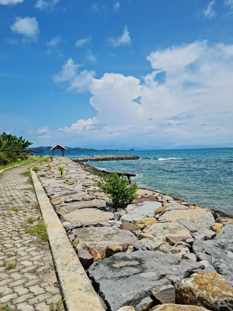 Jalan Santai Tepi Pantai